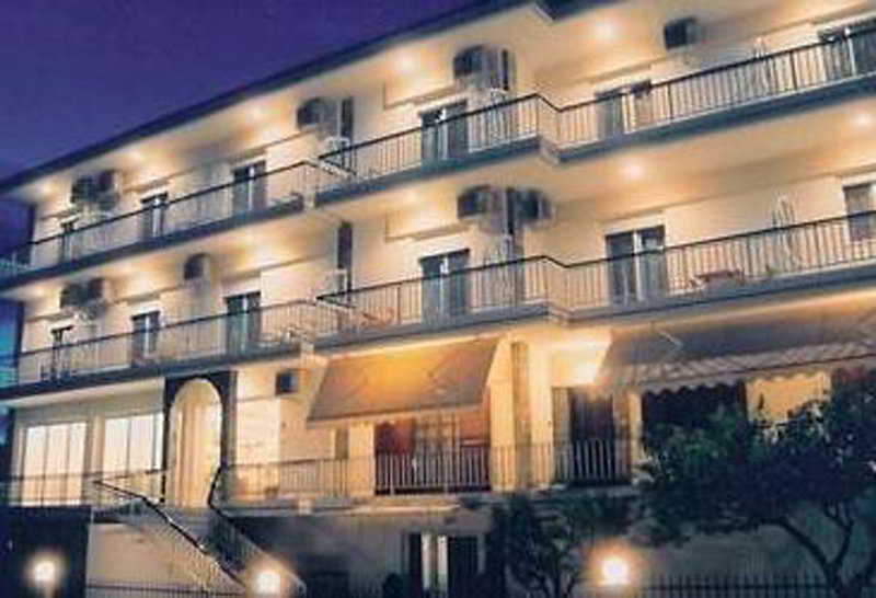 Iris Hotel Nea Kallikrateia Екстер'єр фото
